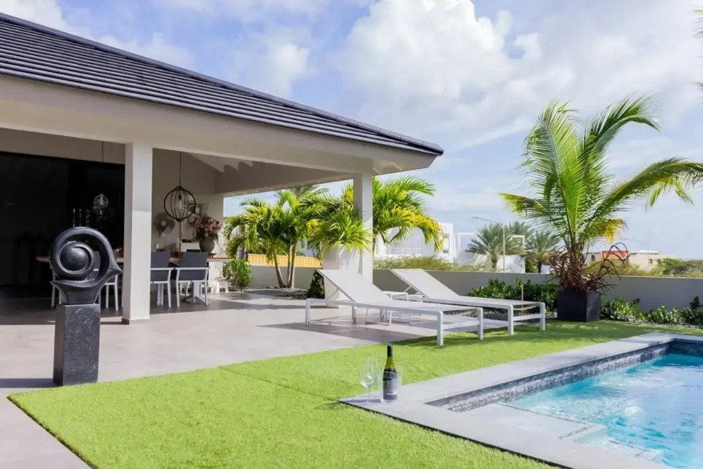 Stylish 3 Bedroom Villa With Ocean Views And Daily Maid Service