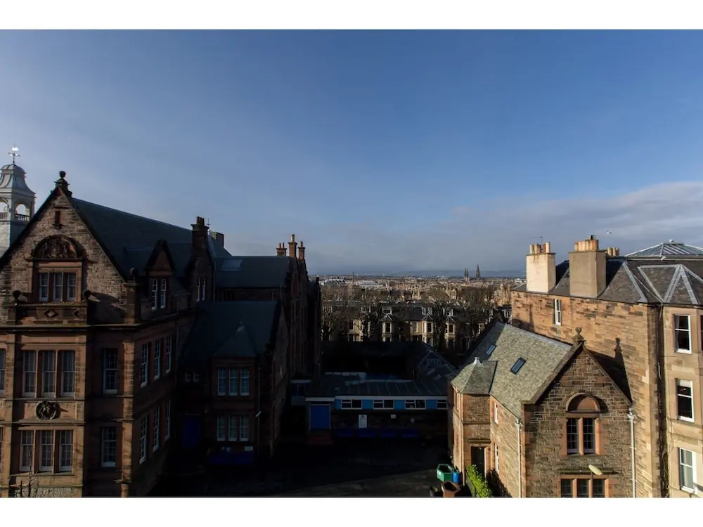Spacious 1BR Flat With View in Edinburgh -sleeps 4