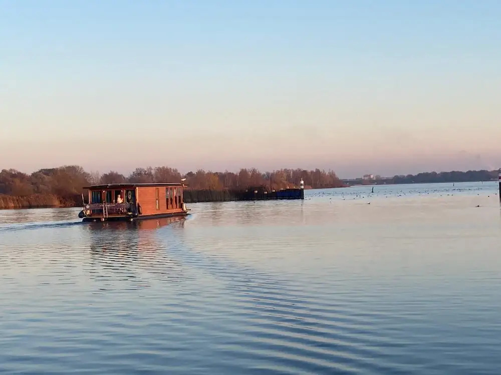 Houseboat - Sleeps 2 & Free Parking