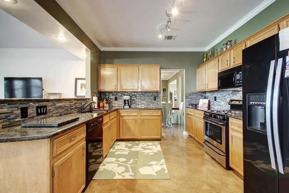 4BR 2.5BA The Lodge on Walnut Creek by RedAwning