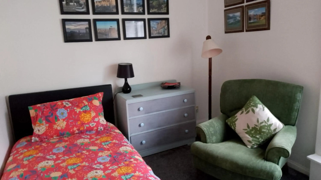 Edinburgh TWO BEDROOM apartment with free side street parking 24 hours