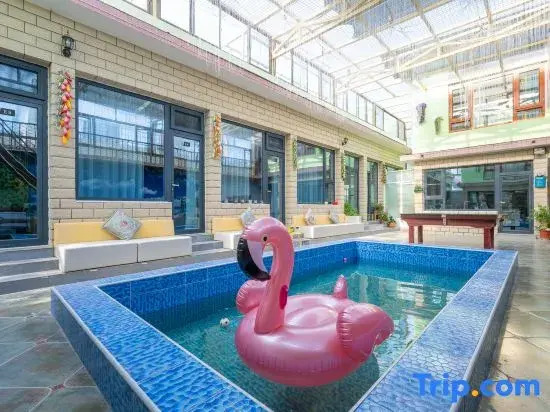 Guanshan Yue  swimming pool  prvate banquet Homestay (Qinglong Gorge)