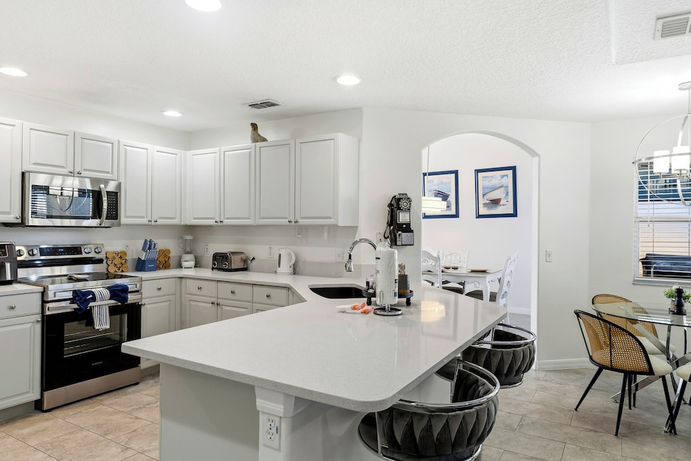 Ultimate Family Escape Near Disney - Sparkling Pool, Hot Tub & Epic Private Movie Room