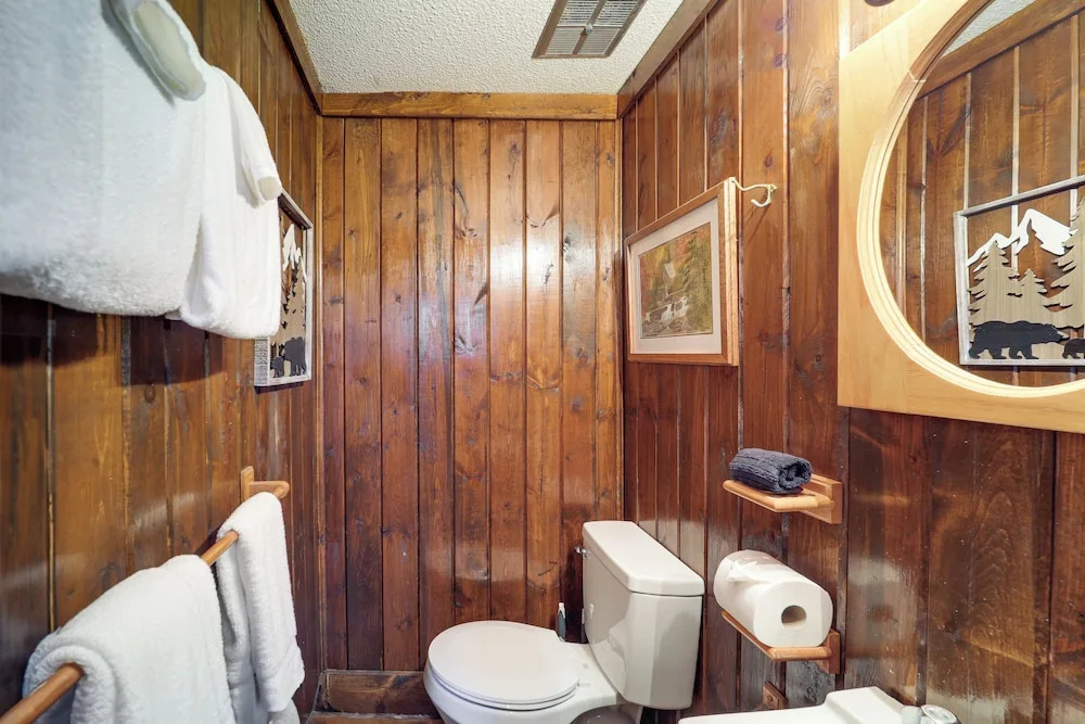 1/2 Mi to Skiing! Beech Mountain Cabin w/ Deck