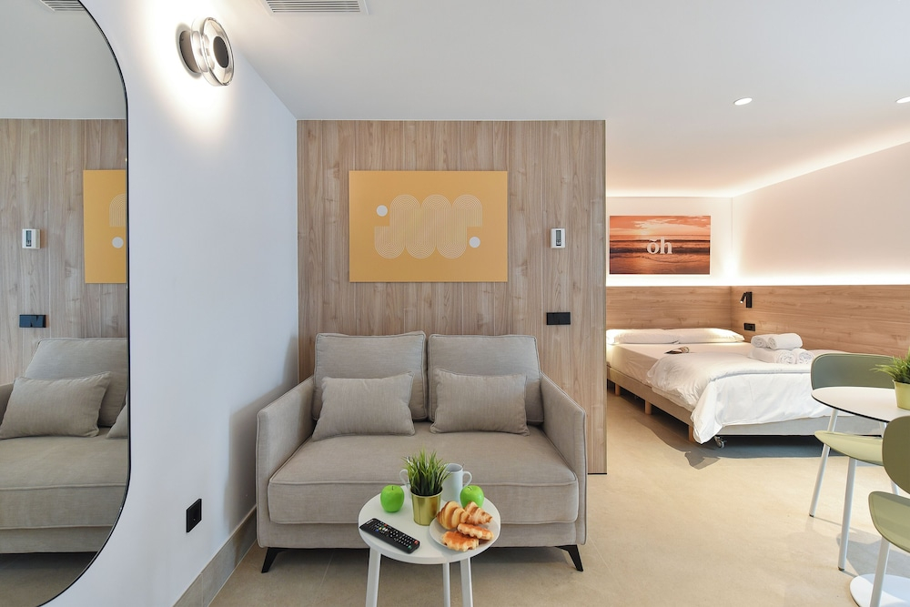 OH Suites Paseo de las Canteras 58
