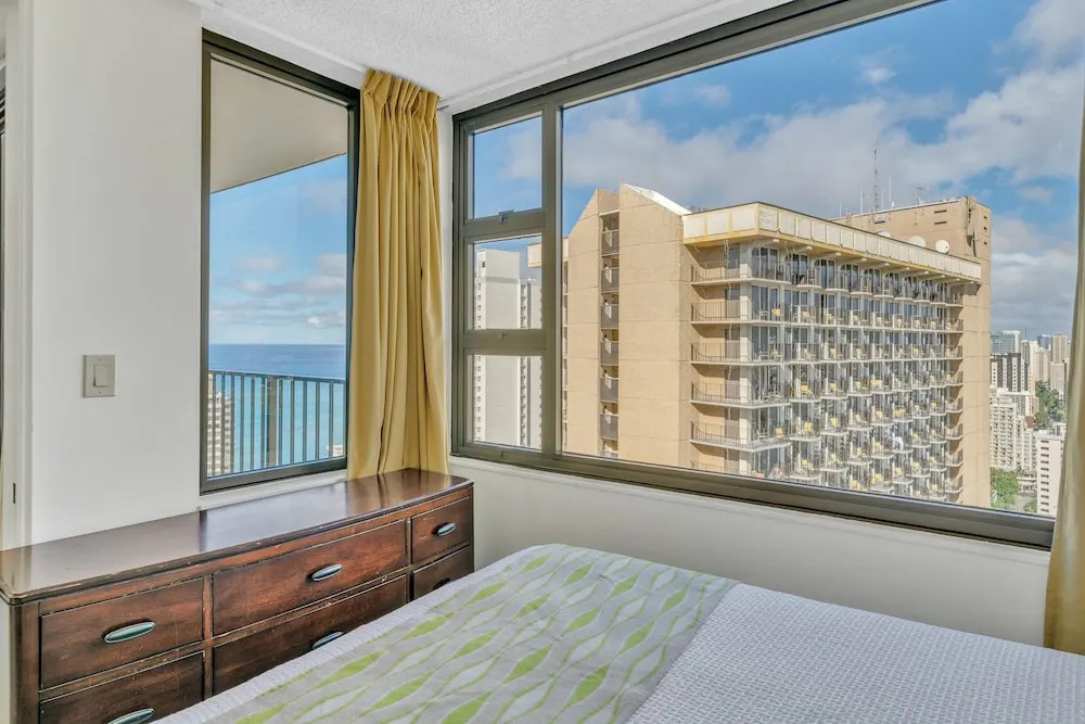 Deluxe 21st Floor Corner Condo with Diamond Head Views, FREE Parking & Wifi! by Koko Resort Vacation Rentals