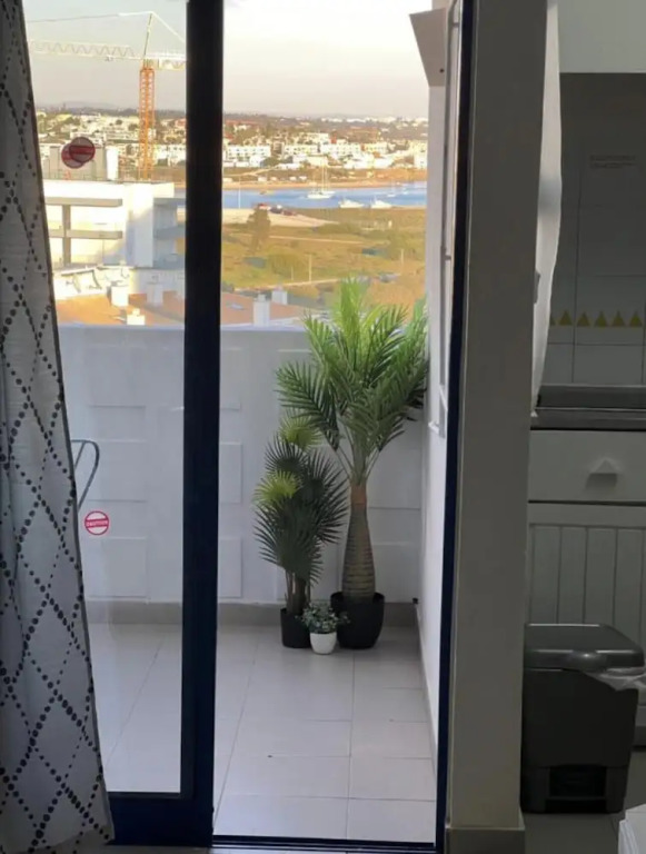 1-bed - Sleeps 4 - Free Parking