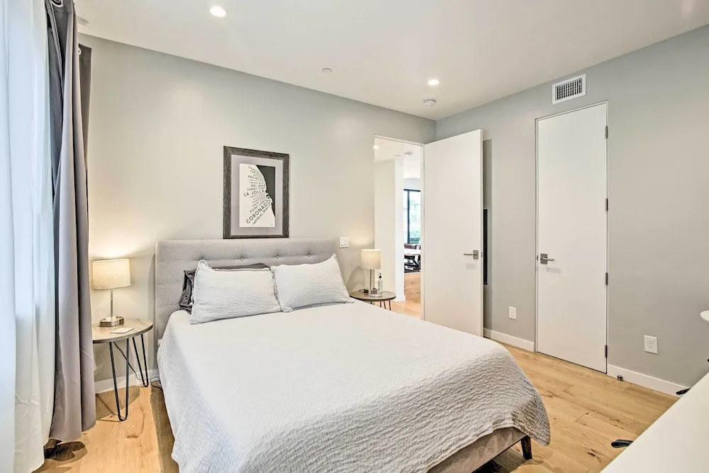 Chic Coronado Retreat w/ Patio & 4 Cruiser Bikes!