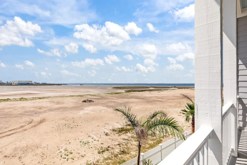 Call Me The Breeze - Private Home At The Shores 3 Bedroom Home by RedAwning