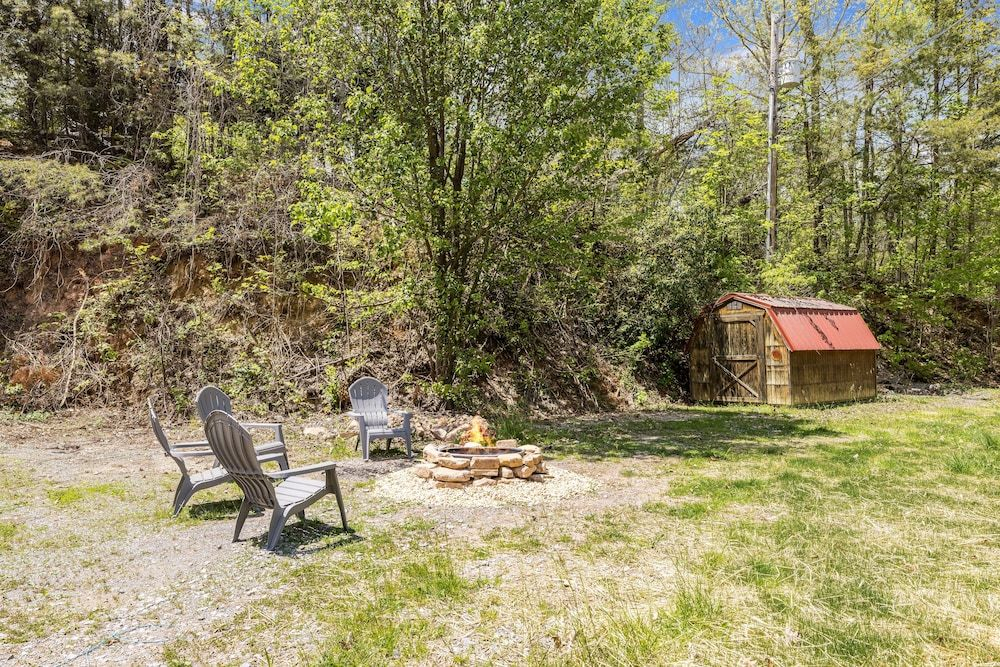The Orange Cottage 2 Bedroom Cabin by Redawning