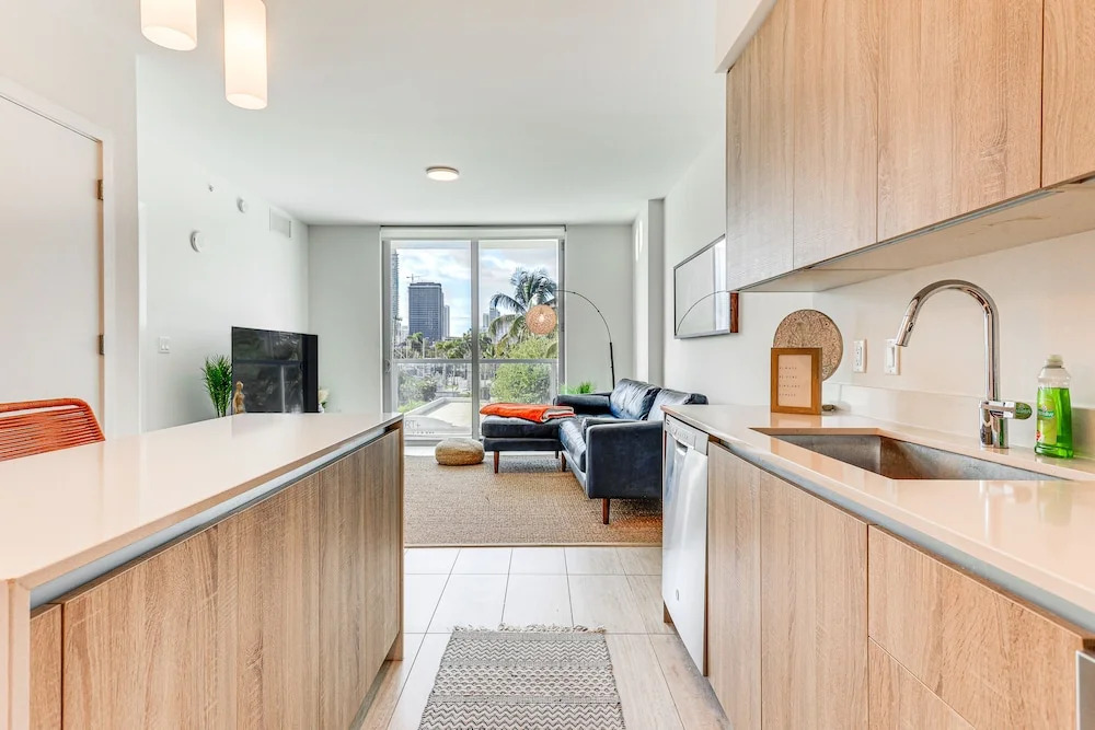 Chic Miami Condo w/ Pool, 6 Mi to South Beach