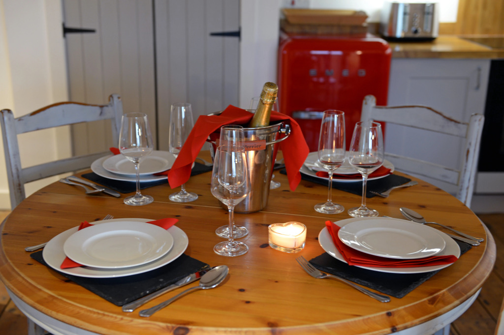 The Cwtch - Luxury Cottage, Sea Views, Pet Friendly