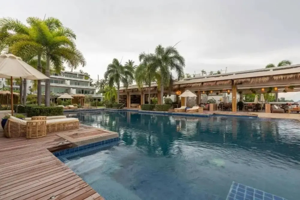 Beachfront and Pool 2 BR Apt- Celeena 870