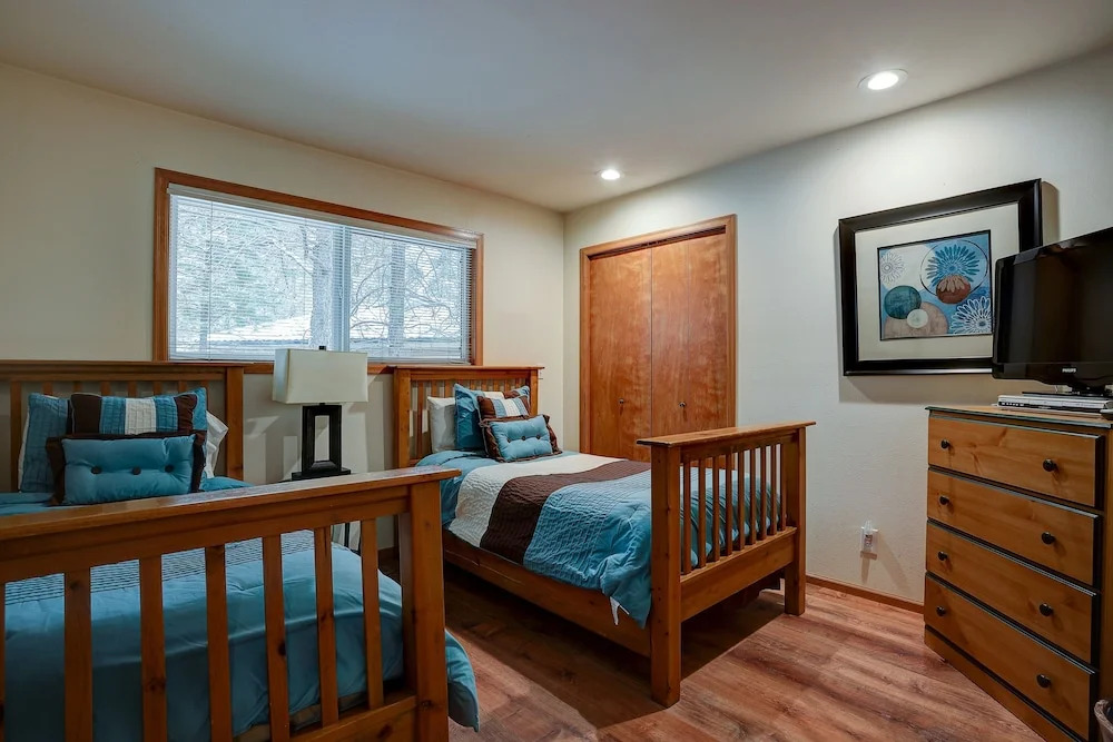 Pet-Friendly 6 Otter Home features Bikes to Explore Sunriver Village