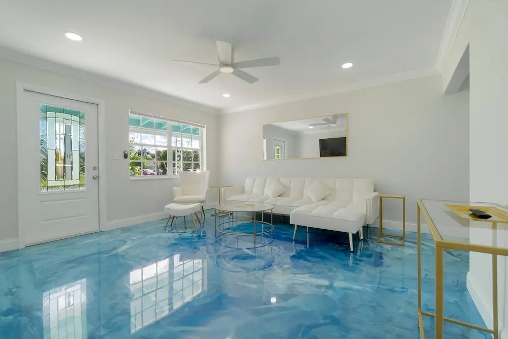 Beachy Blues Apt A, Downtown, Shops, Cafes & Beach, Dog Friendly