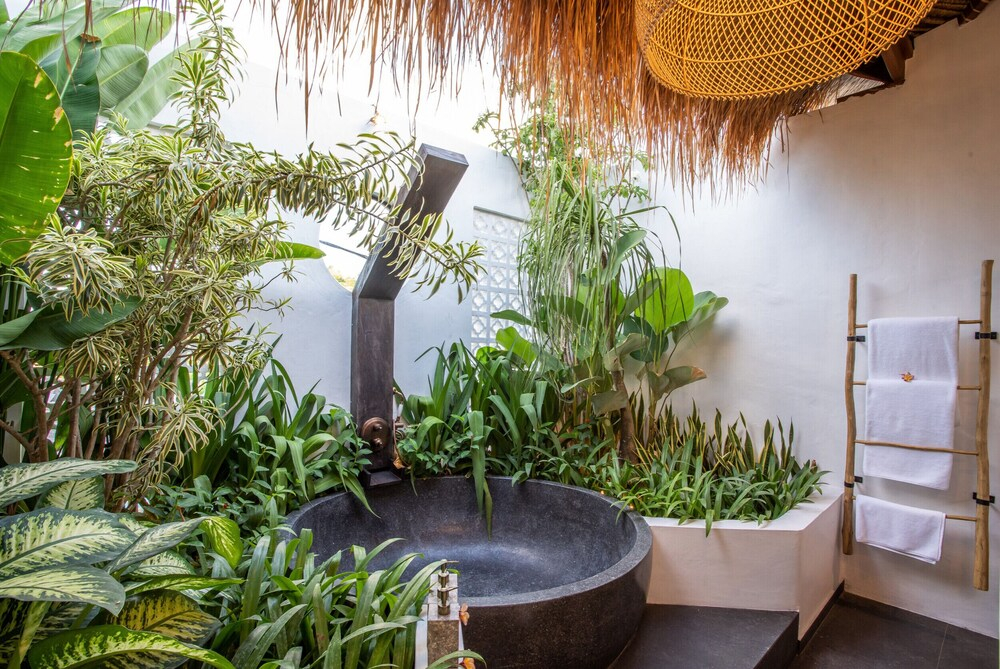Stunning Villas Complex, 12 BR, Canggu With Staff