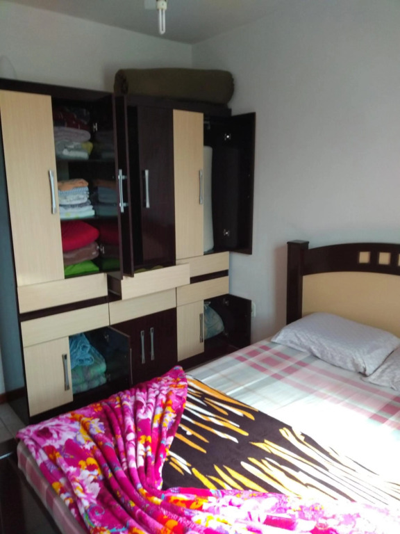 Casa com 2 quartos em condomínio