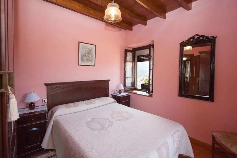 Casa del Cuetu. Traditional village house in Asturias