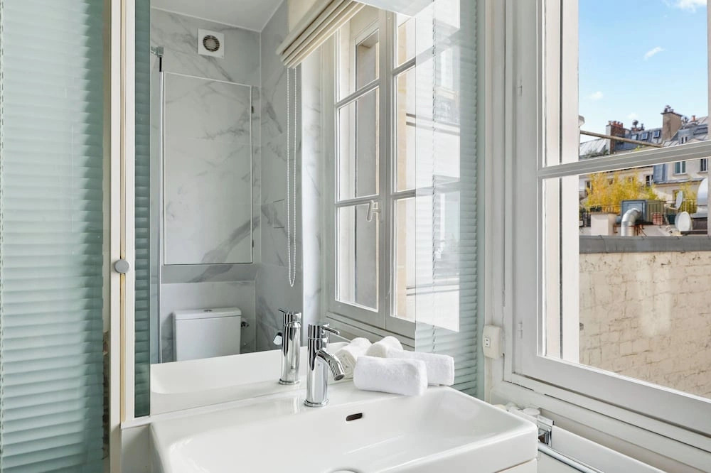 Elegant 2BR Steps to the Louvre
