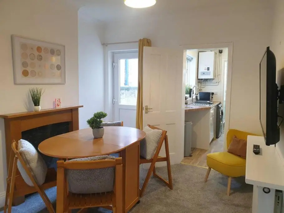 Cosy 2 Bedroom City House with 2 Bathrooms