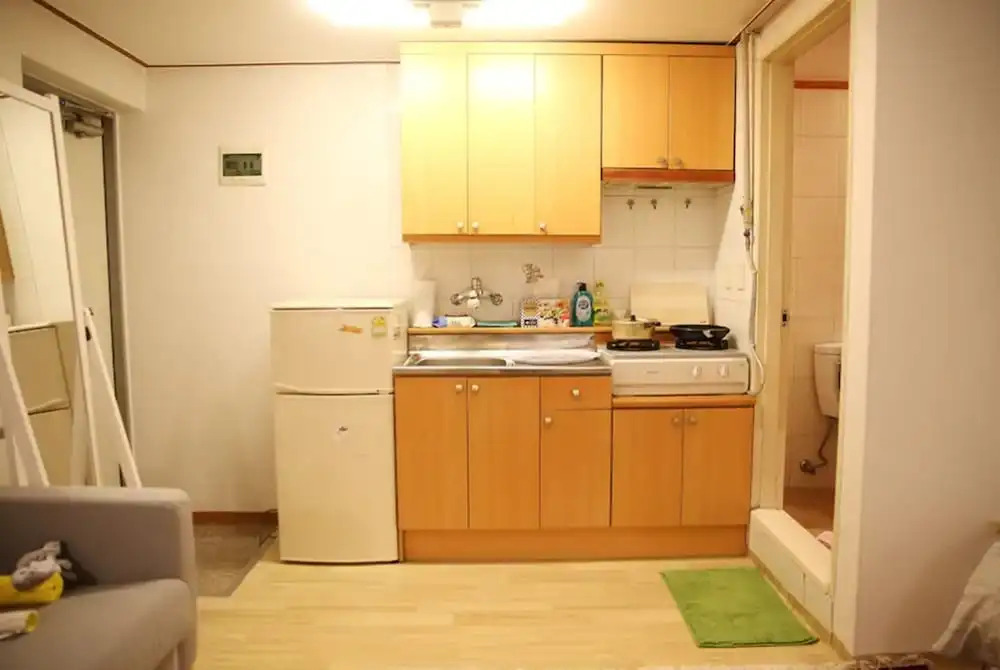 1sec from Hongdae SUB, Reliable room, wifi&Netflix