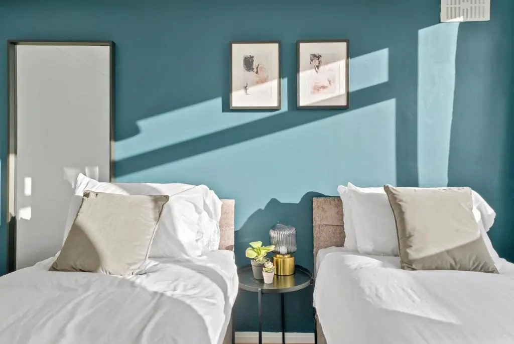 Cosy 3 Bedroom with Free Parking, Garden and Smart TV with Netflix by Yoko Property