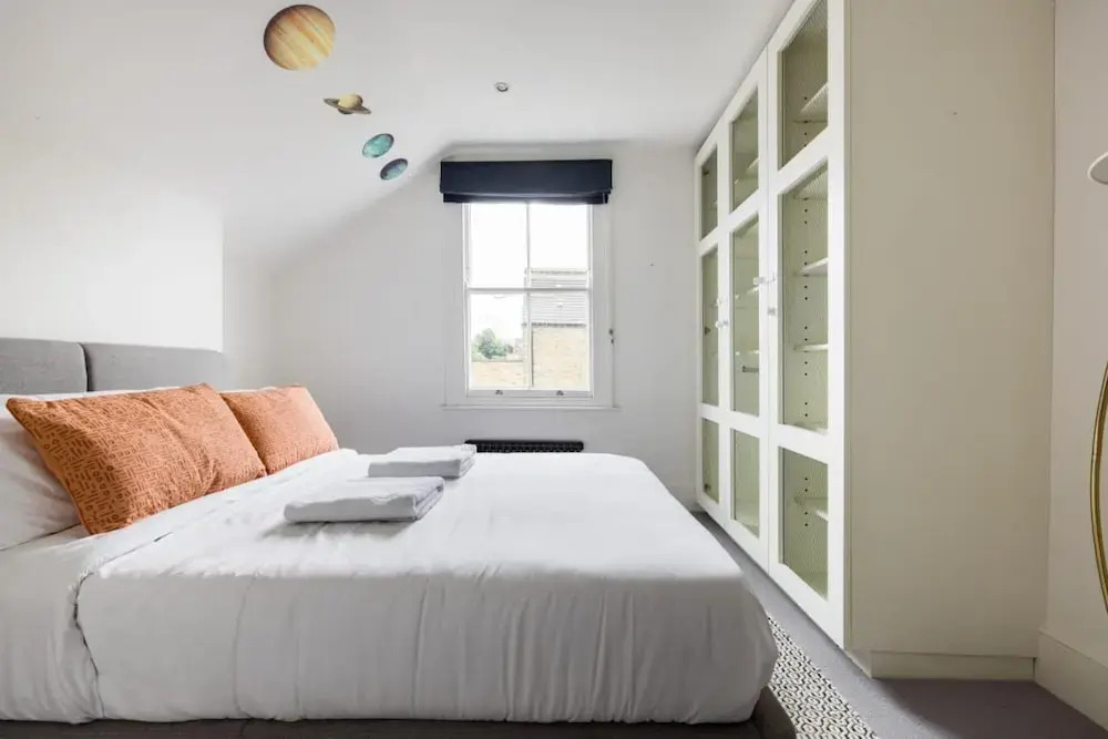 The Clapham Classic - Stylish 5bdr Family Home With Garden, London