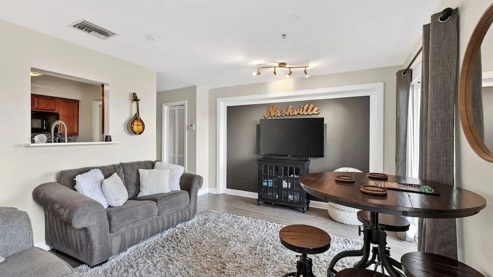 Riverfront Rhythm by Avantstay Shared Pool + Balcony + River Views Walk to Broadway + Germantown