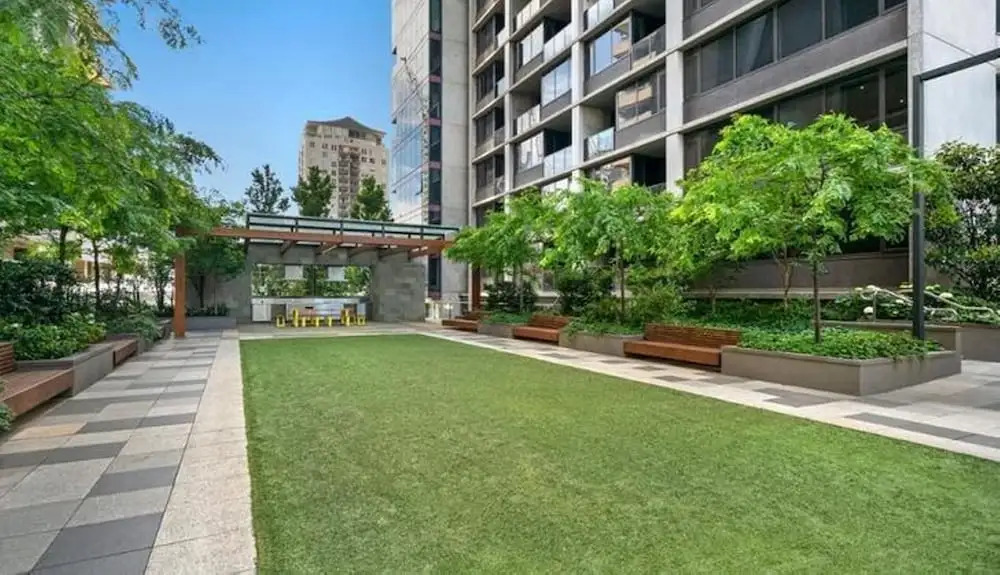 Stunning Newly Furnished 2 Bedrooms Apartment