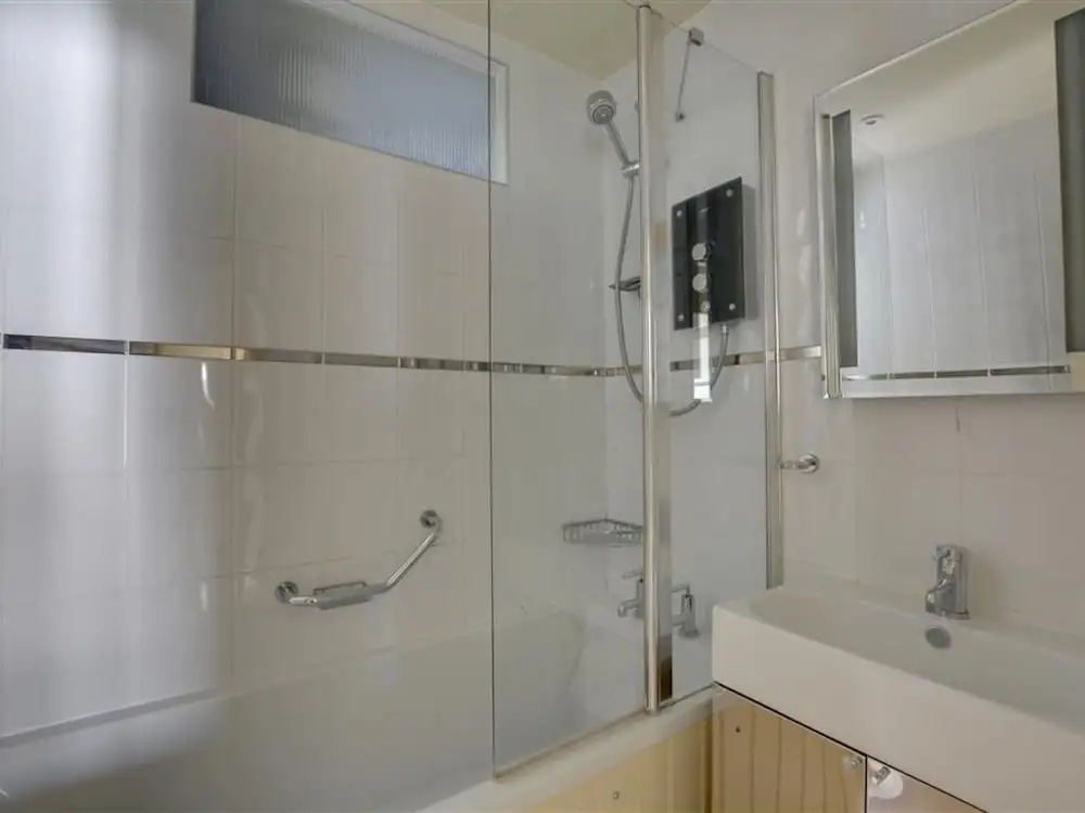 Beautiful Apartment With sea View and Balcony, Near Shops and Pubs