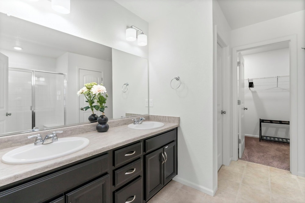 Pelican Landing Modern 3BD in Lakes at Centerra