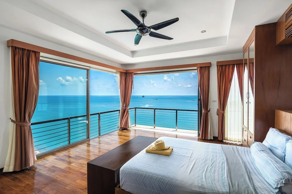 Villa Azure with Infinity Pool