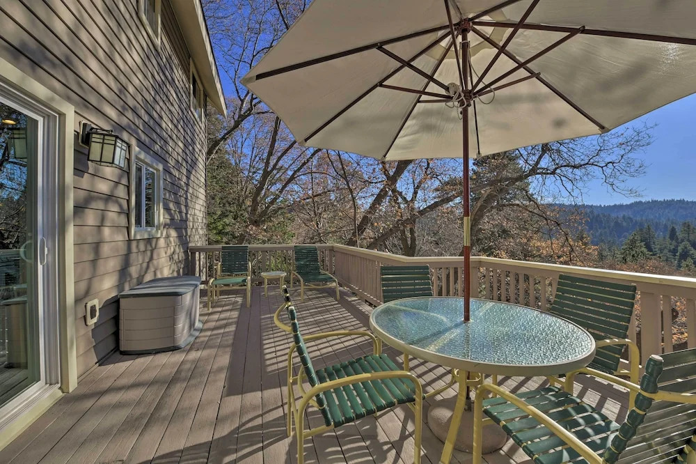 Mountainside Cabin w/ Deck - 16 Miles to Skiing!
