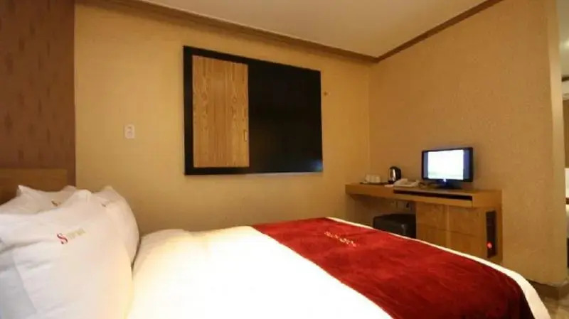 Riverside Cozy Hotel