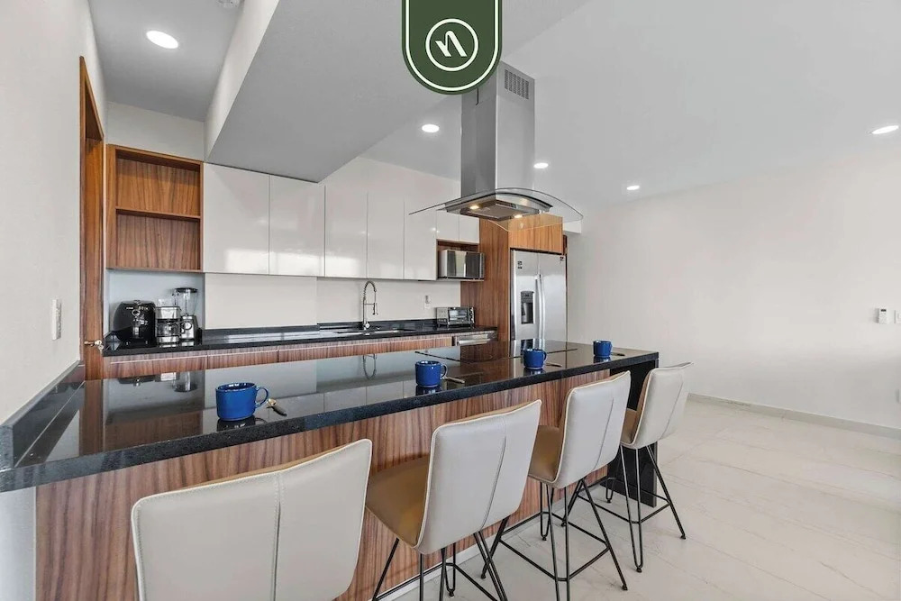 Tropical 2 BR Retreat - Close to the Beach - Pool