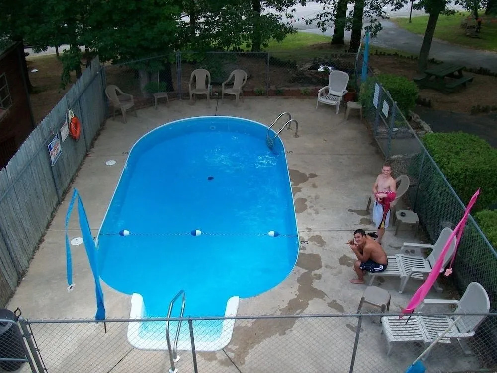 Shady Acre Inn and Suites