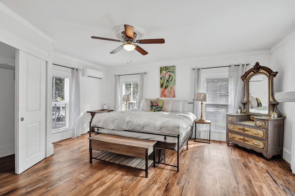Walk to Downtown Near Beaches Cozy Historic Retreat