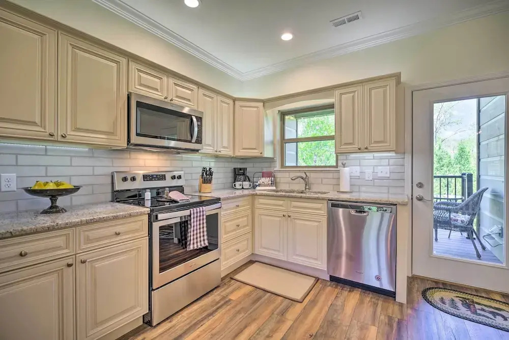 Townsend Condo w/ Pool, Great Smoky Mountain Views