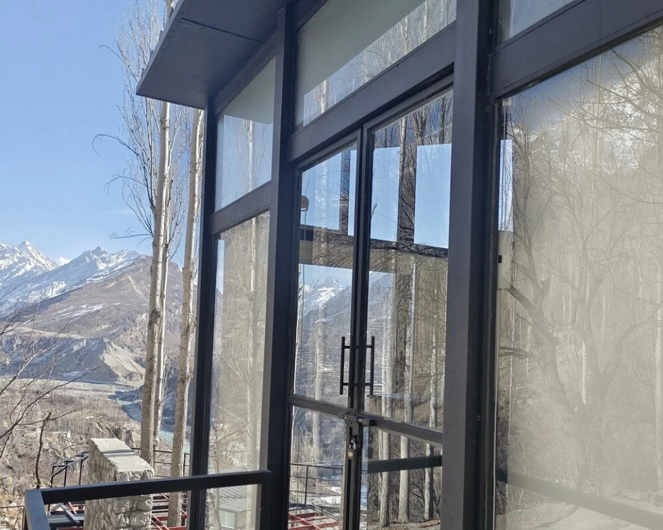 Stunning Cliff-edge 2-bedroom Chalet in Karimabad