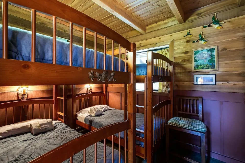 44mbr - Hot Tub- Pets Ok - Wifi - Bbq - Sleeps 8 2 Bedroom Home by RedAwning