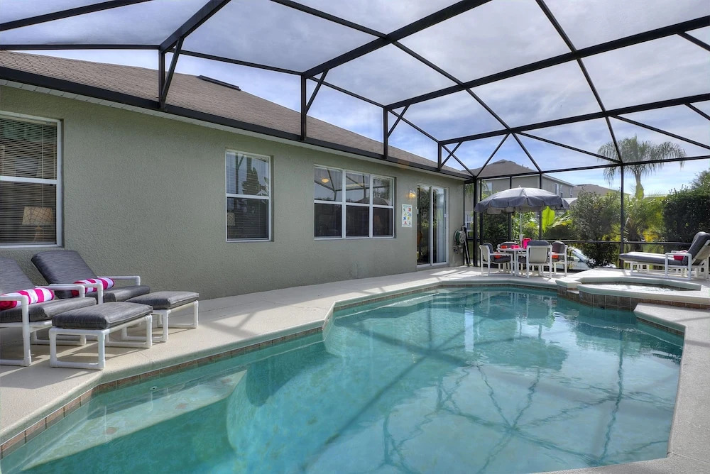 4 Bed Luxury at Legacy Park: Pool, Spa, Games Room