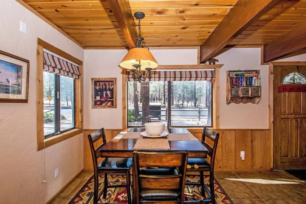 88 Acres Cottage in Big Bear w HotTub