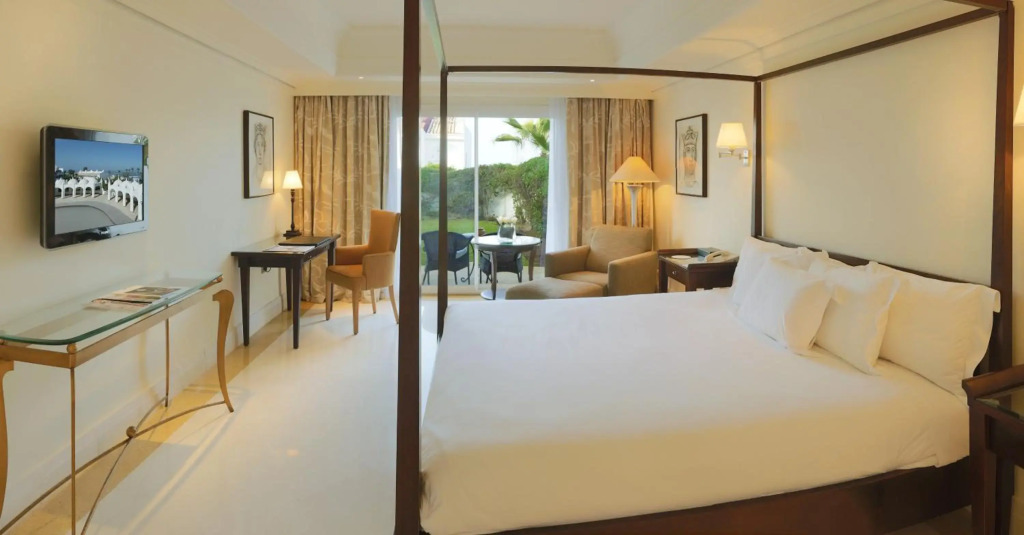 L Amphitrite Palace Beach Resort & Spa