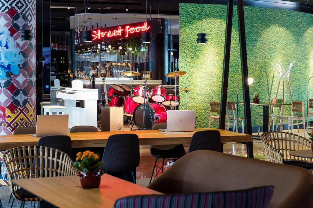 Отель Novotel Barcelona Cornella