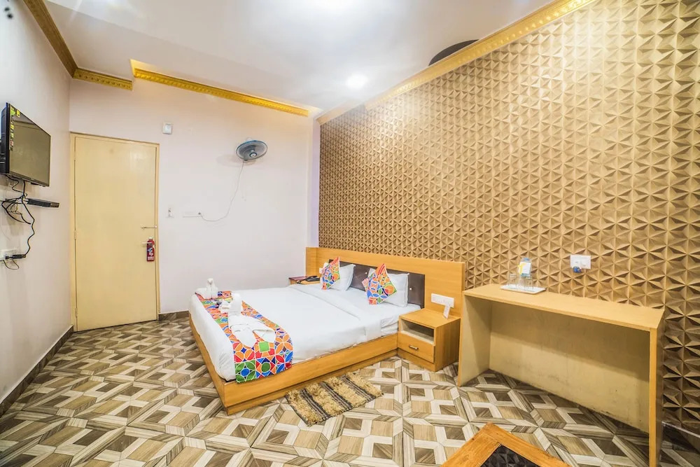 FabHotel R D Green
