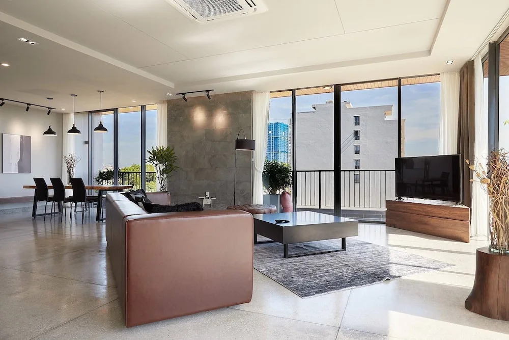 Modern 2 Bdr Apt, Large Living Room, High Speed Wifi