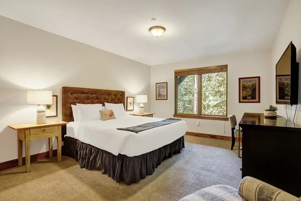 Premium 2 Bedroom Condo in Arrowhead Village! condo
