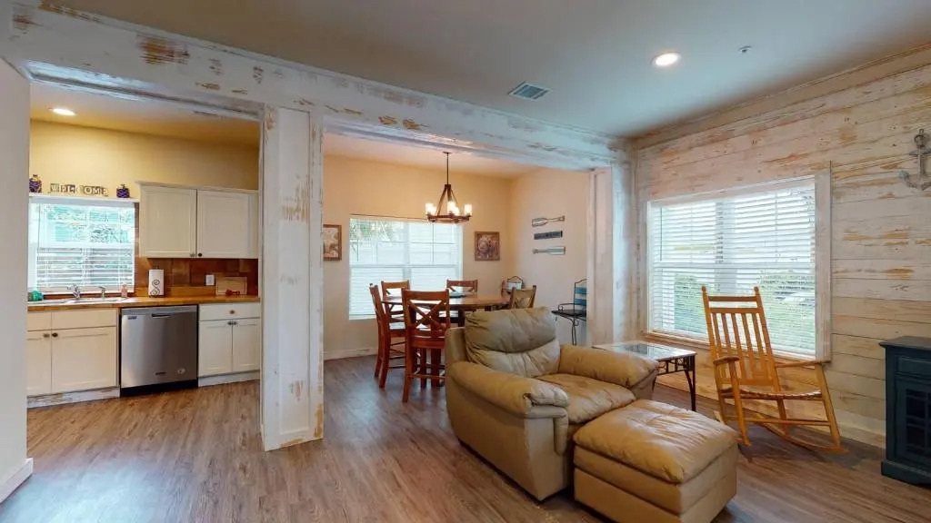 MC05 Upscale Condo, Shared Pool, Close to Beach