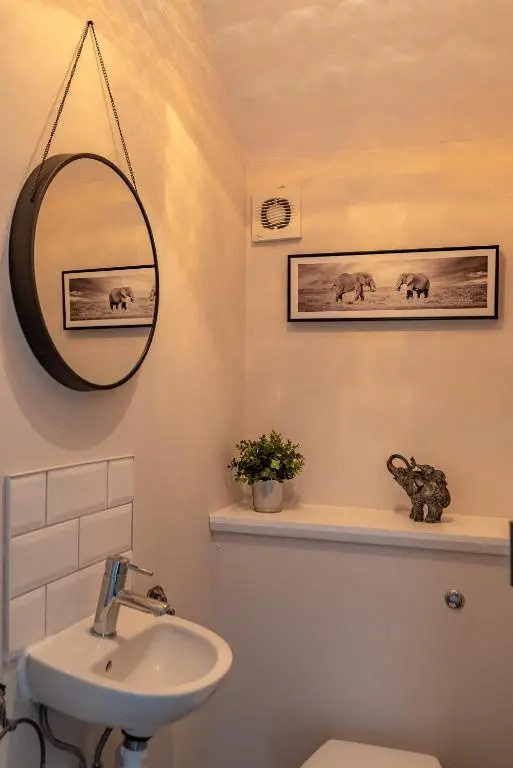 3 Bed Spacious Stylish House, Southampton - Off Road Parking & Private Garden - Sleeps 7, Close to City Centre - by Blue Puffin Stays