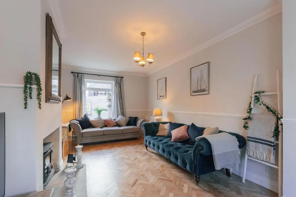 Stunning 4 bed with hot tub - walking distance to Cromer beach and town